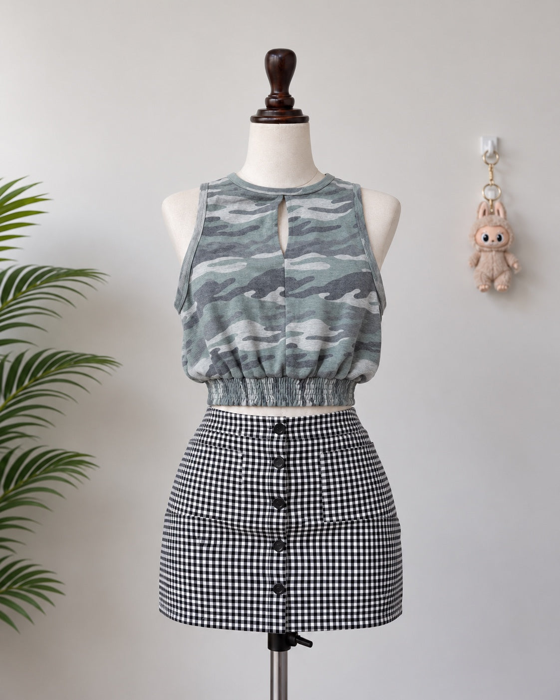 Camo Keyhole Elastic Hem Crop Top