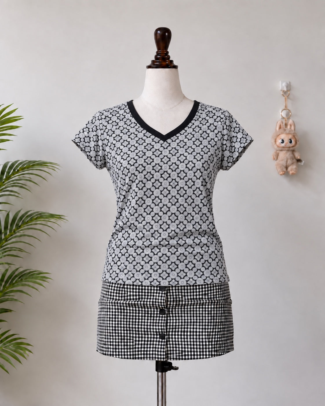 Black and White Medallion Print V-Neck T-Shirt