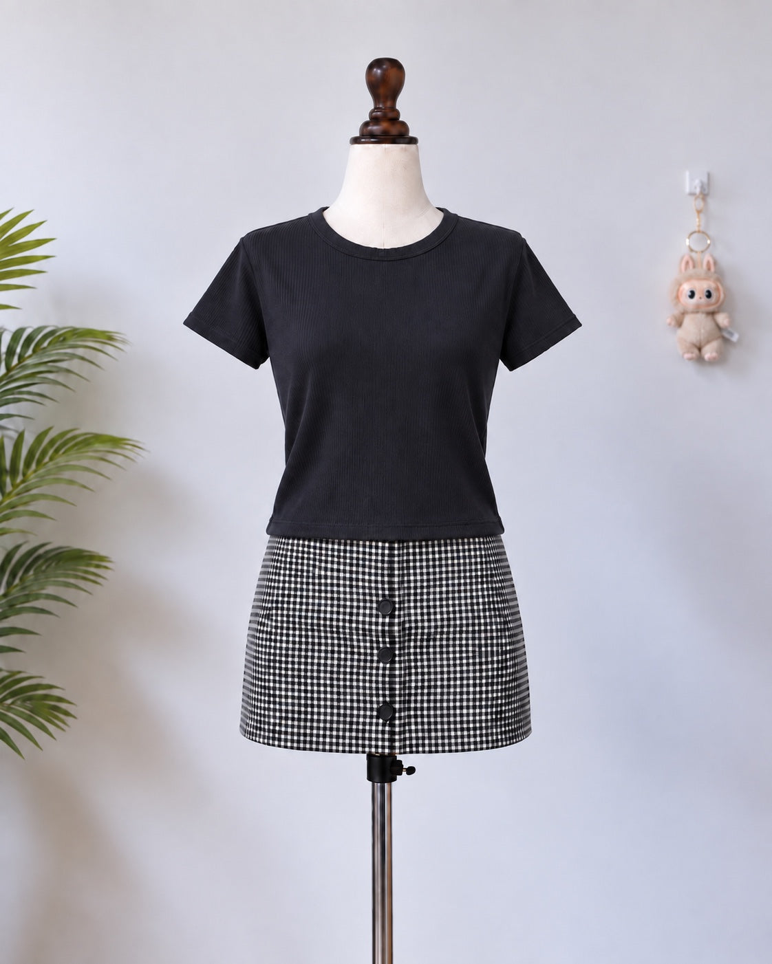 Black ribbed cropped short sleeve top