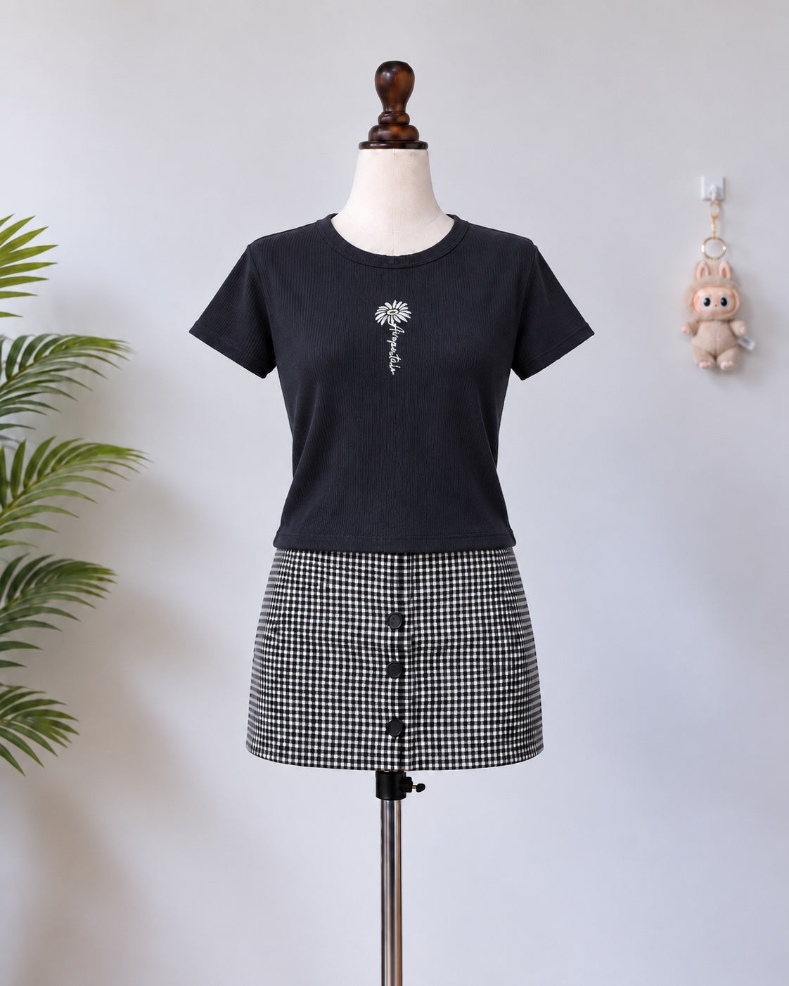Black daisy crop tee