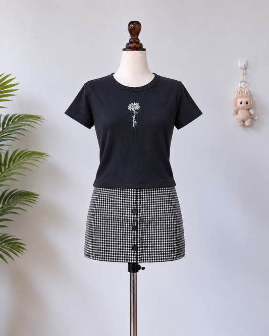 Black daisy crop tee